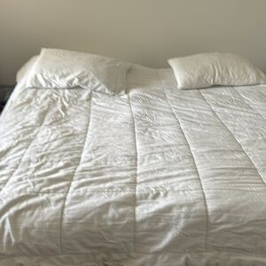 White charter Club Comforter Queen size . Great condition